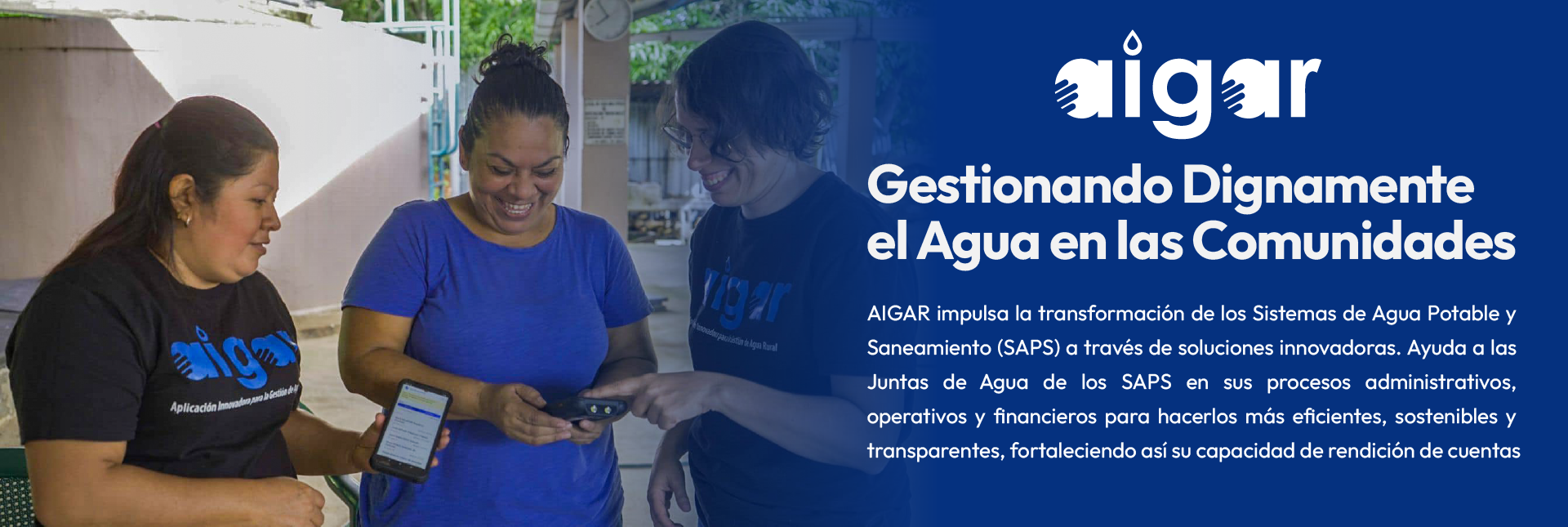 Tres mujeres utilizando la aplicación móvil de AIGAR